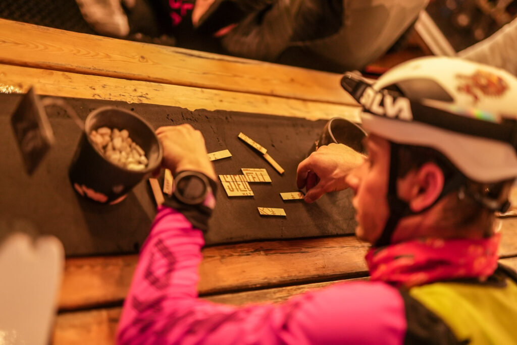 skimo racer putting together a puzzle