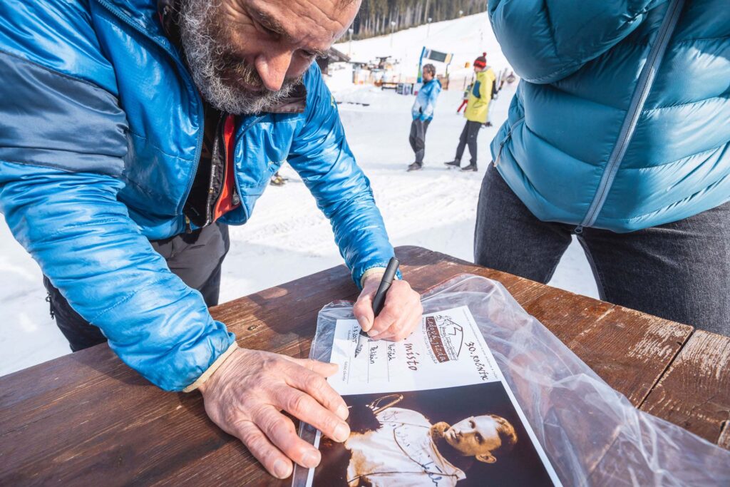 Guy filling a diploma for the race Ledová Jízda